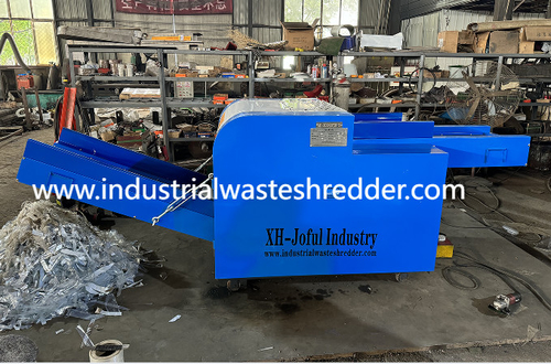 Latest company news about 800C Cutting machine for PET roll films,small shredder for plastic film rolls,capacity 300-500kg per hour