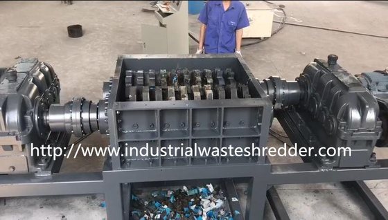 Durable 4 Shaft Shredder , Plastic / Wood Pallet Shredder Recycling Machine