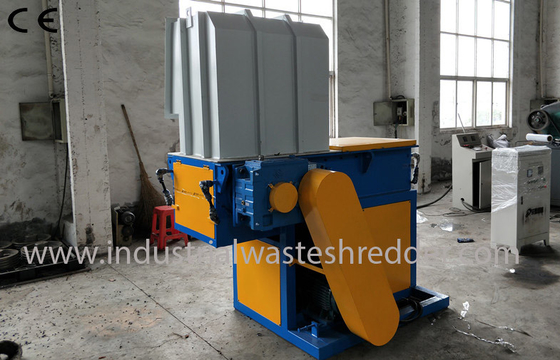 Single Shaft Plastic Lumps Shredder , Plastic Lump Crusher With PLC Control System