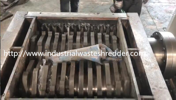 Good price Chemical Drums Shredder Machine PLC Control With Rugged Rotor Blade Cutting System online