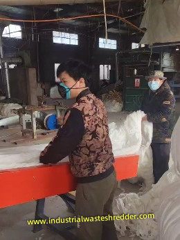 Industrial Waste Non-woven Fabric Shredder 18.5KW 700-900kg/h 4 2 Blades For Soft Materials Cutting